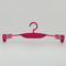 Suspensión roja de impresión de encargo de las ropas interiores de Logo Plastic Lingerie Hangers Rose